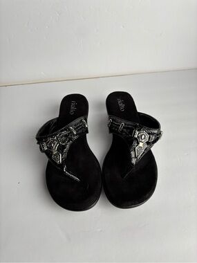 Y2K 2000s Black faux leather platform sandals with silver detailing. Size 8.